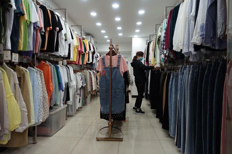 在残酷的疫情下，上海一家服装店的挣扎：怎么办？