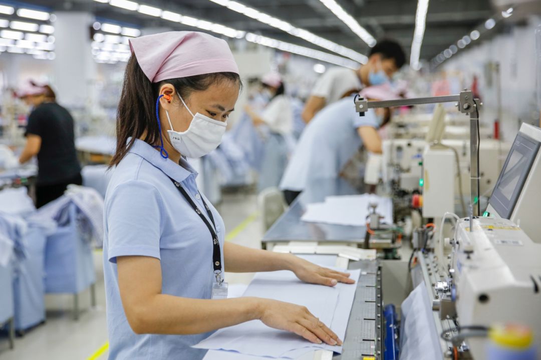 溢达集团佛山工厂的员工正在作业。供图/溢达集团